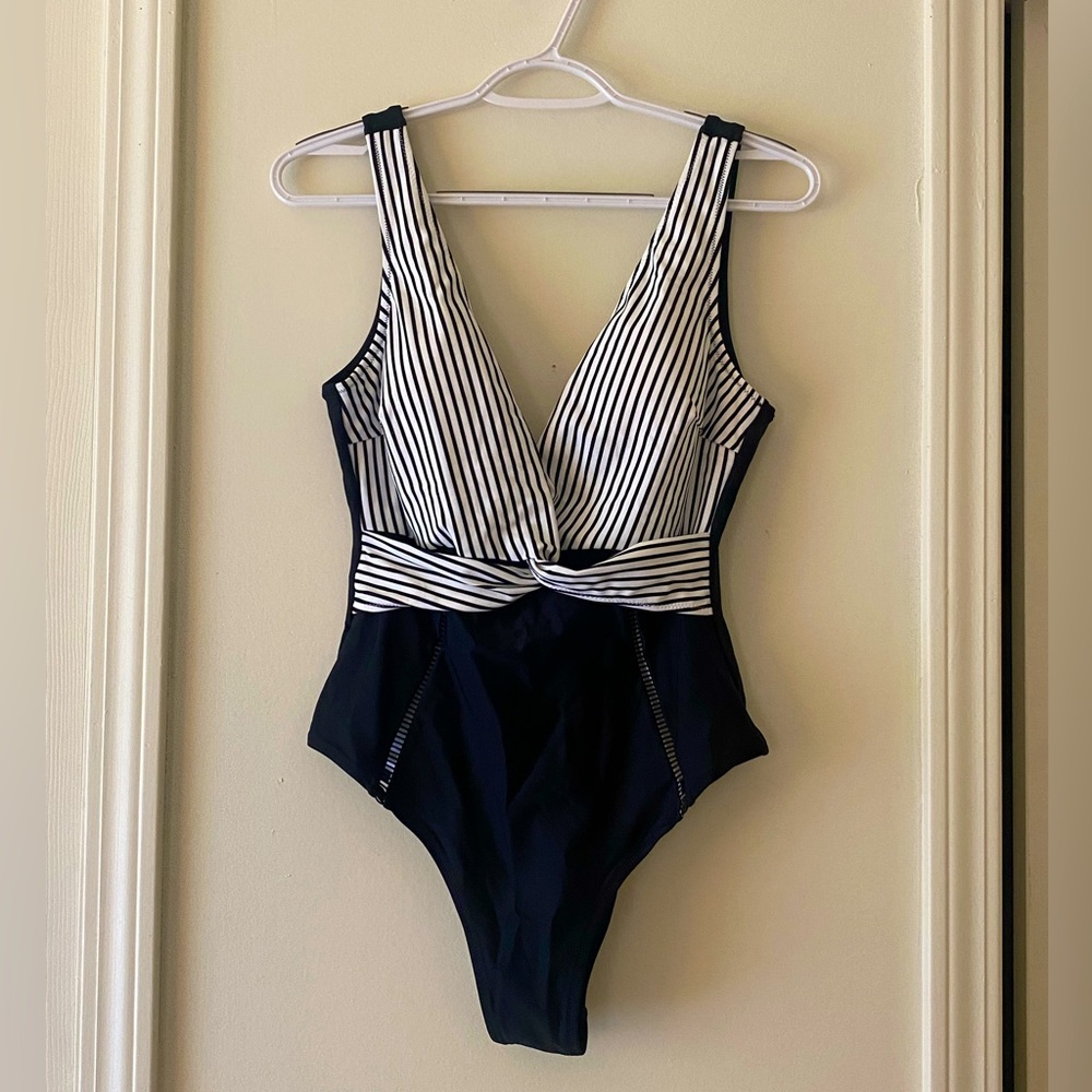 Cupshe Striped Twist Scoop Back One-Piece Swimsuit. Size L. NWT.